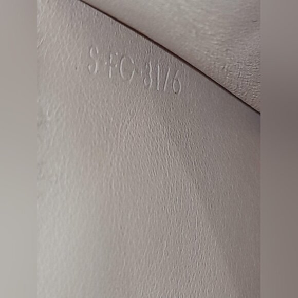 Celine - LARGE STRAP WALLET IN GRAINED CALFSKIN in Light Taupe - Picture 11 of 16